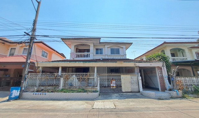   รายละเอียดเพิ่มเติม Code ID : PKK02-00890  ราคาขาย 3,100,000  บาท- ขนาดพื้นที่ :   50.00 ตร.ว.- พื้นที่ใช้สอย :   -- จำนวนห้อง :   3 ห้องนอน 2 ห้องน้ำ - ที่จอดรถ :    1   คัน- บ้านหันทางทิศ : -พิกัดทรัพย์ : https://maps.app.goo.gl/xgDwTQWfukwaTSYj7    สถานที่ใกล้เคียง- ใกล้สินทรัพย์ พลาซ่า  มาร์เก็ตวิลเลจ รังสิต - ใกล้ ศูนย์การแพทย์และฟื้นฟูบึงยี่โถ- ใกล้มินิบิ๊กซี บ้านฟ้า รังสิตคลอง 4 - ใกล้ท็อปส์ สาขา วิลเลจ รังสิต คลอง 4สอบถามเพิ่มเติ�