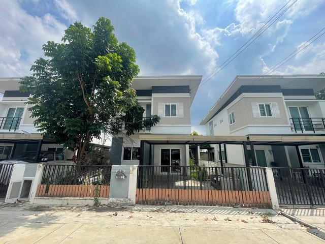   รายละเอียดเพิ่มเติม Code ID : PKK02-01243  ราคาขาย  2,900,000 บาท- พื้นที่ใช้สอย :  37.90 ตร.ว. - จำนวนห้อง :  3 ห้องนอน 3 ห้องน้ำ  - ที่จอดรถ :     1  คัน- บ้านหันทางทิศ : - พิกัดทรัพย์ : https://maps.app.goo.gl/hRxrYF6qnboTZJQo6    สถานที่ใกล้เคียง- ใกล้บิ๊กซี ซูเปอร์เซ็นเตอร์ ไทรน้อย  - ใกล้ โรงพยาบาลไทรน้อย- ใกล้ โรงพยาบาลบางบัวทอง2- ใกล้โลตัส โกเฟรช เทศบาลไทรน้อย สอบถามเพิ่มเติม/นัดชมโทร. 097-419-5982(พลอย)โทร. 096-932-4624(ออมสิน)Line : @panaya (มี@ด้านหน�