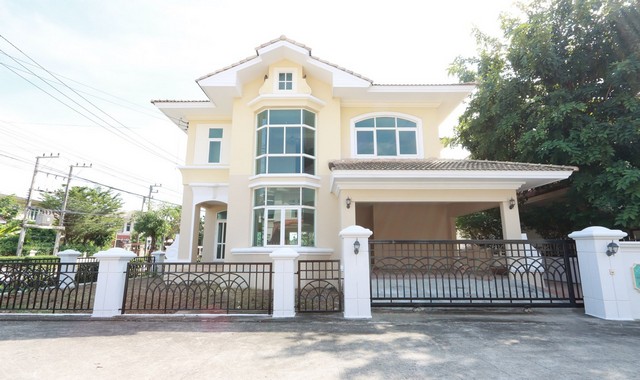  รายละเอียดเพิ่มเติม Code ID : PKK02-00516  ราคาขาย 6,900,000  บาท- ขนาดพื้นที่ :   92.60 ตร.ว.- พื้นที่ใช้สอย :   -- จำนวนห้อง :   3 ห้องนอน 4 ห้องน้ำ - ที่จอดรถ :    2   คัน- บ้านหันทางทิศ : - พิกัดทรัพย์ : https://maps.app.goo.gl/2TkYgJe55LvHQicu5    สถานที่ใกล้เคียง- ใกล้โรงพยาบาลบางปะกอก-รังสิต- ใกล้ แม็กซ์แวลู ซุปเปอร์มาร์เก็ต รังสิตคลอง 2   - ใกล้ โลตัส โกเฟรช ตลาดรังสิต คลอง 2- ใกล้โลตัส โก เฟรช ตลาด รังสิต คลอง 4  บิ๊กซี ซูเปอร์เซ็นเตอ�