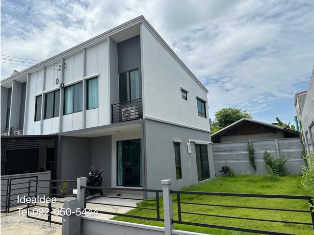 รายละเอียด – M-25223 Pleno ดอนเมือง-สรงประภา– บ้านมือสอง สภาพเหมือนใหม่ ยังไม่เคยเข้าอยู่อาศัย ทำเลดี เดินทางสะดวก – ทาวน์โฮม 2 ชั้น เนื้อที่ 36.90 ตร.ว. / พื้นที่ใช้สอย 106.85 ตร.ม. / หลังริม ส่วนตัว / ซอยต้นๆ ของหมู่บ้าน มีเพียง 270 ยูนิต – 3 ห้องนอน 2 ห้องน้ำ 1 ห้องนั่งเล่น ที่จอดรถ 2 คัน พร้อมบิ้วอิน Kitchen Island / หน้าบ้านหันทิศเหนือ – พื้นที่สนามหญ้าข้างบ้านกว้างขวาง เหมาะกับการพักผ่อน ตกแ