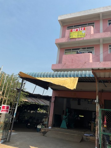 ขายอาคารพาณิชย์ 3ชั้นครึ่ง มีพื้นที่ว่างด้านข้างรวม 84.9 ตรว. หน้าถนนนิคมรถไฟ  บางหญ้าแพรก  จ.สมุทรสาคร  ZW320