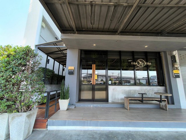 ขายอาคารพาณิชย์ 3ชั้นครึ่ง 29 ตรว. หลังแรกติดหน้าโครงการเอริก้า หน้าถนนสหกรณ์   ZW318