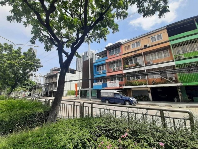 ขายอาคารพาณิชย์ 2 คูหา ทำเลทอง ติดถนนสรรพาวุธ ครบทุกความต้องการ