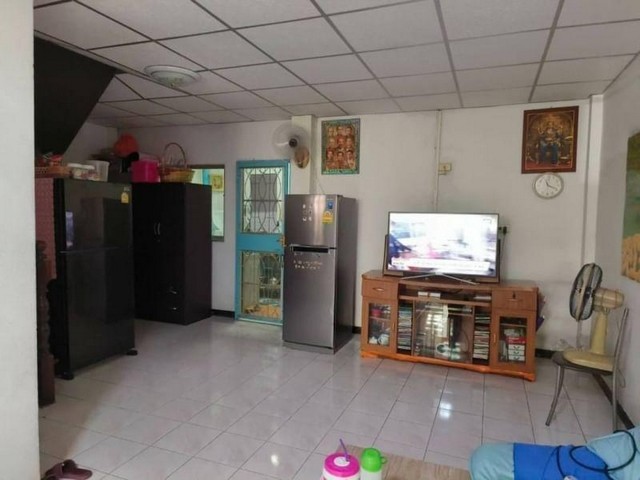 ขายทาวเฮ้าส์ หมู่บ้านทวีทอง 3ราคา 1.8 ล้านบาท โอน 50/50ขนาด 18 ตรว.4 นอน 2 น้ำ ต่อเติมห้องครัวแล้ว ต่อเติมหน้าบ้านจอดรถหน้าบ้าน 1 คัน แอร์ 1 เครื่องมุ้งลวด เหล็กดัด ม่านบ้านพร้อมอยู่ เงียบสงบ ใกล้โรงเรียน ชุมชน ตลาด ห้างเดอะมอลล์บางแคสนใจสอบถาม ปรึกษาสินเชื่อฟรีโทร. 088-9797469 , 082-5698249 คุณเอ๋