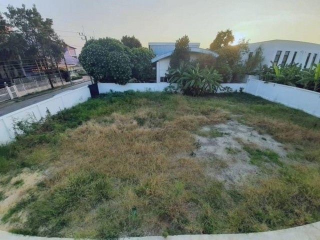 ที่ดิน หมู่บ้านพนาสนธิ์ซิตี้ ถนนศรีนครินทร์ราคา 39,000 บาท/ตรว. (6.123 ล้านบาท) ค่าโอน 50/50เนื้อที่ : 157 ตารางวา ซอย 3/7กว้างประมาณ : 22.00 เมตร ลึก : 32.00 เมตรทิศ : ตะวันออกเฉียงใต้ที่ตั้ง : ถ.ศรีนครินทร์ ต.บางเมือง อ.เมืองสมุทรปราการ จ.สมุทรปราการรายละเอียดเพิ่มเติม : (ที่ดินผังสีน้ำตาล)- ที่ดิน สูงกว่าถนน - พร้อมรั้ว 3 ด้าน  เหมาะสำหรับปลูกบ้าน หรือ สร้างอาคารได้สถานที่ใกล้เคียง-โรงพยา