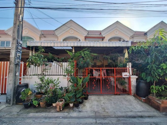 ขายทาวน์เฮ้าส์ หมู่บ้านนิรันดร์วิลล์ ศรีนครินทร์ ซอยศรีด่าน 22 ใกล้รถไฟฟ้าสายสีเหลืองราคา 2.68 ล้านบาท ที่อยู่ - นิรันดร์วิลล์ ต.บางแก้ว อ.บางพลี สมุทรปราการ 10540 ขายทาวน์เฮ้าส์ สูง 2 ชั้นเลขที่ 89/20 ซอย1ขนาด 23.6 ตรว.-  4 นอน 2 น้ำ 1 ครัว 1 ห้องนั่งเล่น มีที่จอดรถ 2 คัน -  ฟรีแอร์ 4 ตัว มุ้งลวด เหล็กดัด ม่านสถานที่ใกล้เคียง-ใกล้เมกาบางนา -โรงเรียนเซนต์โยเซฟ บางนา-ถนนศรีนครินทร์ ถนนบ