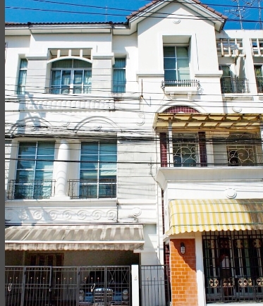 ให้เช่าทาวน์โฮม 3.5 ชั้น บ้านกลางเมือง ลาดพร้าว-โยธินพัฒนา ในซอยประดิษฐ์มนูธรรม 19  ย่านเลียบด่วน เอกมัย รามอินทรา