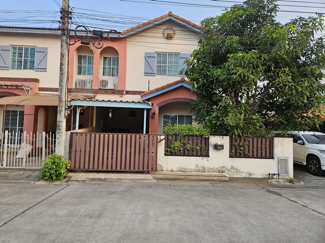 #ทาวน์เฮ้าส์หลังริม #พร้อมอยู่3 ห้องนอน 2 ห้องน้ำ บ้านพร้อมอยู่อาศัยหมู่บ้านพาลาซเซตโต้ขายบ้าน ทาวน์เฮ้า 2 ชั้น 3ห้องนอน 2ห้องน้ำ 1ห้องครัว 1ห้องนั่งเล่นเนื้อที่ 30.5 ตร.ว.***ราตาเพียง 2.4 ล้านบาท#สนใจติดต่อเจ้าของขายเอง 081-6494562#แถมฟรี-แอร์ 3 ตัว-เครื่องดูดควัน-แท้งน้ำ+ปั้ม-ผ้าม่าน-เหล็กดัด มุ้งลวด ทั้งหลัง#สิ่งอำนวยความสะดวกใกล้ต้นโครงการ หลังมุม ต่อเติมโรงจอดรถหน้า ต่อ