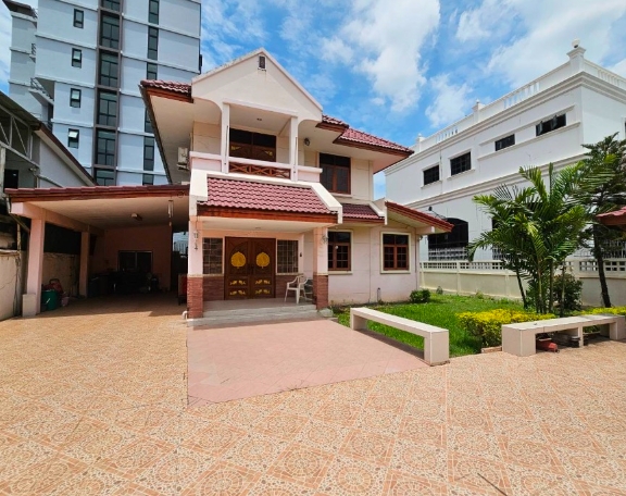 ให้เช่าบ้านเดี่ยว ใกล้BTS แบริ่ง บางนา เนื้อที่ 120 ตรว มี 4 ห้องนอน 3 ห้องน้ำ