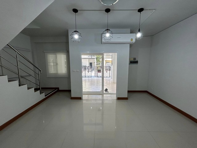 ให้เช่าทาวน์โฮมสำหรับทำออฟฟิศและอยู่อาศัย  ย่าน นนทบุรี หมู่บ้านลภาวัน 17 ใกล้รถไฟฟ้าสายสีม่วง 5 นาที