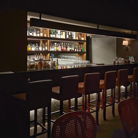 เซ้งบาร์บรรยากาศดี พร้อมอุปกรณ์ครบตกแต่งสไตล์คลาสิก ตั้งอยู่ในย่านธุรกิจใจกลางเมืองแถวสีลม ใกล้กับสถานีรถไฟฟ้า BTSช่องนนทรี เดินทางสะดวก