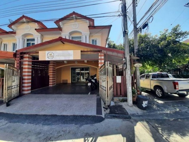 ขายทาวน์เฮ้าส์หลังมุม เดอะคอนเนค 8 บางนา กม.10 ใกล้เมกาบางนา ซอยมหาชัย ราคา 2.9 ล้านบาท ค่าโอน 50/50  ขายต่ำกว่าราคาตลาดที่ตั้ง : ถนนบางนาตราด ตำบลบางพลีใหญ่ อำเภอบางพลี สมุทรปราการเนื้อที่ : 28.5 ตารางวา หน้ากว้าง 6 เมตรรายละเอียด : ทาวน์เฮ้าส์ 2 ชั้น 3 ห้องนอน 2 ห้องน้ำ ห้องนั่งเล่น,ห้องครัวที่จอดรถในบ้าน 2 คันหันหน้าทิศ : เหนือต่อเติม : ต่อเติมหลังคาโรงจอดรถหน้าบ้าน ข้างบ้