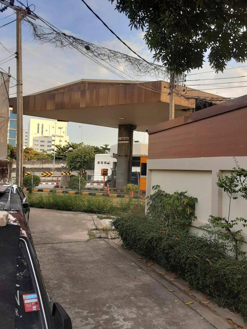 ขายทาวน์เฮาส์งามวงศ์วาน 2ชั้น 2 นอน 2น้ำ 1ครัว เจ้าของขายเอง จังหวัดนนทบุรีที่ตั้ง : ตำบลบางเขน อำเภอเมืองนนทบุรี จังหวัดนนทบุรี 11000https://maps.app.goo.gl/cD2K4RgxAQXqWjtU7ขนาดพื้นที่ : 16 ตารางวารายละเอียดขายพร้อมผู้เช่า รายได้ 11,000 บาทต่อเดือนขายทาวน์เฮาส์งามวงศ์วาน 2ชั้น 2 นอน 2น้ำ 1ครัว ต่อเติมเต็ม เทอเรสชั้น 2 ขนาดใหญ่ แอร์ 2 พื้นบนปาเก้ เนื้อที่ 16 ตรวจอดรถได้ 1คัน ไกล้เดอะมอล์ และพันทิพย์ 