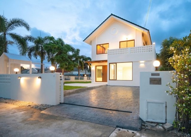 สนใจติดต่อ TEL:061-979 5595 ดนิตาLine:https://line.me/ti/p/yxo92dHWP1ขายบ้านเดี่ยว 2 ชั้น รีโนเวทใหม่ 81 ตรว.3 ห้องนอน 3 ห้องน้ำ1 ห้องทำงาน 1 ห้องนั่งเล่น 1 ห้องครัวทำเลดีมากๆ ติดสุขุมวิท ใกล้ทะเล พื้นที่เหลือเยอะ สามารถทำสระได้แปลงมุมหน้าบ้านไม่ตรงกับใครมีพื้นที่เหลือให้ทำสระว่ายน้ำได้ เดินทางสะดวกติดถนนหลักสุขุมวิทหมู่บ้านบางละมุงโมเดิร์นโฮม ใกล้โรงเรียนศรีสุวิท ตลาดโรงโป๊ะ 7/11 ปั๊ม ปตท. Do