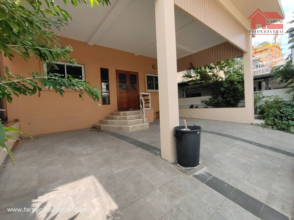 รายละเอียด  ให้เช่าขายบ้านเดี่ยว 2 ชั้นเนื้อที่ 47 ตร.ว พื้นที่ใช้สอย 210 ตร.ม 3ห้องนอน 3ห้องน้ำ เฟอร์ครบ ถนนรัชดา หลังห้างฟอร์จูนรัชดา ราคาเช่า 65,000 บ/ด สถานที่สำคัญใกล้เคียง สถานทูตจีน ฟอร์จูนทาวน์  ห้างโลตัส  ห้างเซ็นทรัลพระราม 9   โรงแรม Grand Mercure   เอสพลานาด รัชดาภิเษก  Belle Rama  ตลาดนัดรถไฟ  Big C รัชดาภิเษก 1.1 km. The Street รัชดา  ศูนย์วัฒนธรรมไทย  ตลาดเมืองไทยภัทร บุญถาวร รัชดาภิเษก .ร.ร.เ