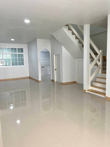 หมู่บ้านชมฟ้า-วรางกูล คลอง 2 ทาวน์เฮ้าส์ 2 ชั้น รีโนเวทใหม่ทั้งหลัง พร้อมเข้าอยู่