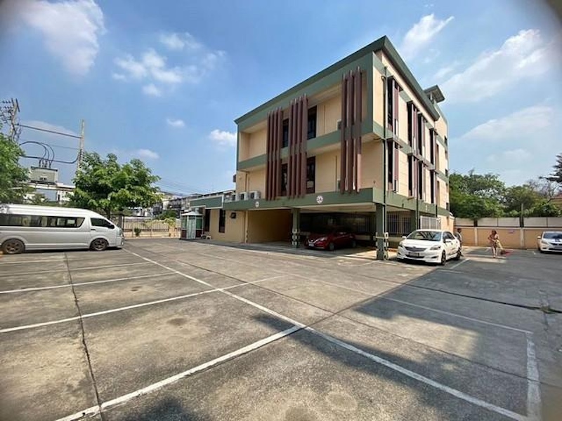 BH2656 ให้เช่าอาคาร 3 ชั้น ซอยประชาอุทิศ 15 ย่านดอนเมือง ใกล้รถไฟฟ้าสายสีแดง เหมาะทำเป็นที่พัก หรือออฟฟิศ contact : คุณบัว Bua Agent 0936464597, 0826914598Line : Bua093ราคาเช่า 100,000.-บาท/เดือน BH2656 ให้เช่าอาคาร 3 ชั้น ซอยประชาอุทิศ 15 ย่านดอนเมือง ใกล้รถไฟฟ้าสายสีแดงสถานีดอนเมือง อาคารสำนักงานขนาด 3 ชั้น (ไม่รวมดาดฟ้า) พื้นที่ใช้สอยกว้างขวางมากถึง 728 ตารางเมตร 8 ห้องอเนกประสงค์ ห้องน้ำทุกชั้นชั้นละ 2 ห้อง เ