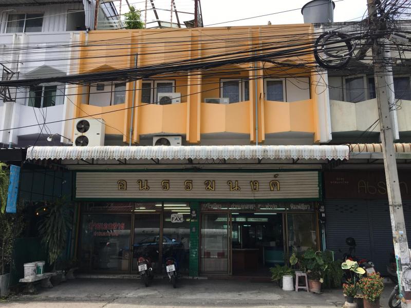 SW000706ขายอาคารพาณิชย์ ใจกลางเมืองเชียงใหม่ รวมโอนพื้นที่ดิน        :   53.2  ตารางวาพื้นที่ใช้สอย  :  656  ตารางเมตรหน้ากว้าง      :  8 เมตร ลึก 24 เมตรขนาด           :  3 ชั้นครึ่ง + ดาดฟ้าประเภท        :    4   ห้องนอน   3    ห้องน้ำ ราคาขาย      :   23   ล้านบาท สถานที่ใกล้เคียง- โซอี้ผับ : Zoe In Yellow Chiangmai Thailand- ประตูท่าแพ- ถนนคนเดินวันอาทิตย์- อนุสาวรีย์สามกษัตริย์สนใจติดต่อ Line @shoriasset(มี @ ด้วยนะคะ)https://lin.ee/TaMYx2l.K.เอ็ม 0869103639K.ดา 0647874793*มีบ