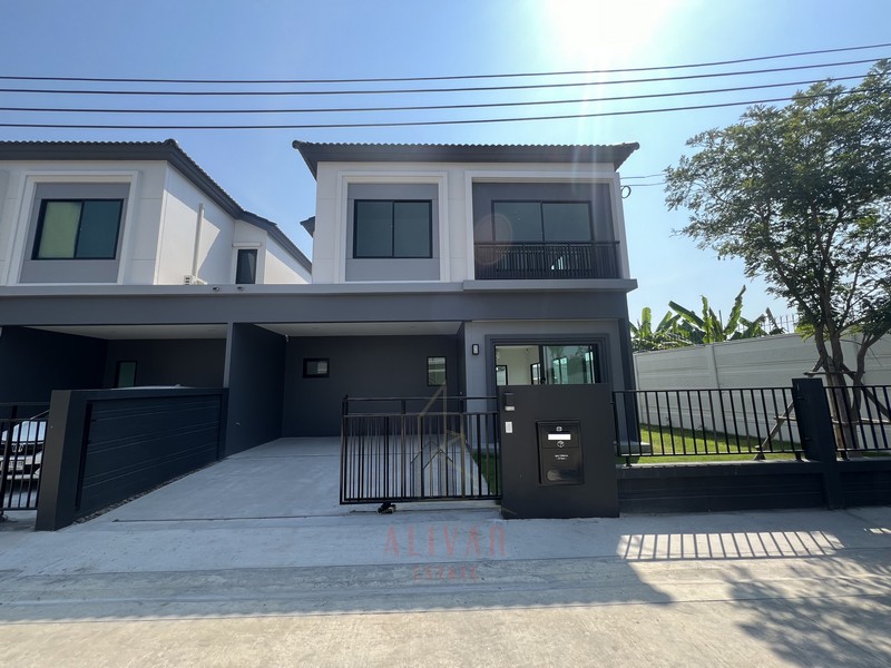 RH010524 ให้เช่าบ้านเดี่ยว 2 ชั้น หลังมุม Britannia Bangna-Suvarnabhumi Km.26ค่าเช่า 28,000 บาท/เดือน- ประกัน 2 เดือน ล่วงหน้า 1 เดือนรายละเอียด- เนื้อที่ 42 ตร.ว.- พื้นที่ใช้สอย 150 ตร.ม.- 3 ห้องนอน 3 ห้องน้ำ 1 ห้องครัว- ที่จอดรถ 2  คันสิ่งอำนวยความสะดวก-CLUB BRITANIA / CO-LIVING SPACE / CO-WORKING SPACE-DOUBLE GATE / DROP BOX / 24-HOUR SECURITY GUARD / CCTV CAMERA-KIDS ROOM / STEAM ROOM / FITNESS-CO-LIVING SPACE / CO-WORKING SPACE / RETAIL SHOP-SWIMMING POOL / KIDS POOL / BLUE LAGOON / SEATING AREA-GAZEBO / PLAYGROUND / FULL-COURT TENNIS / FULL-COURT BASKETBALL-PLAZA / SEATING AREA / EXERCISE ZONEสถานที่ใกล้เคียง- ตลาดเสริมสุ