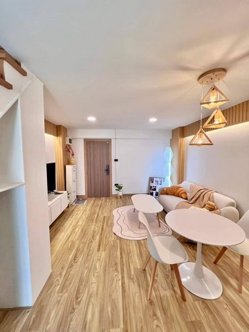  ขายคอนโดรีโนเวทใหม่ ใกล้เซ็นทรัลเฟสติวัล เชียงใหม่ห้องDuplex 2 ชั้นราคา 1,150,000บาท ฟรีโอน สไตล์มินิมอลพื้นที่ใช้สอย 40ตรม. ชั้น 7ฟรีของแถม!! เฟอร์นิเจอร์ครบพร้อมเข้าอยู่-ชุดครัวบิ้วอิน-เครื่องปรับอากาศ 2 ตัว-ตู้เย็น -smart tv 55 นิ้ว-เครื่องทำน้ำอุ่น-ไมโครเวฟ-เตียง 5 ฟุต-ตู้เสื้อผ้า โต๊ะเครื่องแป้ง -โซฟา โต๊ะกลาง-พร้อมปั้มน้ำ-ประตูDigital door lock-เครื่องซักผ้าฝาหน้าสิ่งอำนวยความสะดว