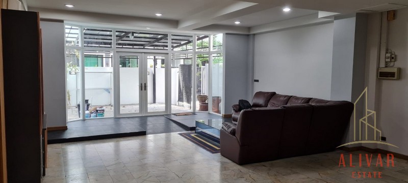 RH031023 House for Rent in Sukhumvit Near BTS Phra Khanong