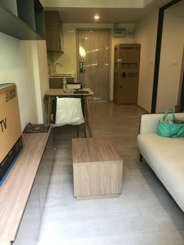 ZTK019ขาย เช่าถูก คอนโด ลา กาซิต้า หัวหิน  โครงการแสนสิริ สุดยอดทำเลหัวหิน พื้นที่ 34.90 ตารางเมตร ชั้น 2 อาคาร D ราคาขาย 4.45 ลบ. ค่าเช่า 20,000 บาท/เดือน  พร้อมเฟอร์นิเจอร์และเครื่องใช้ไฟฟ้าครบครันขนาด 34.90 ตารางเมตร1 ห้องนอน 1 ห้องน้ำ ชั้น 2 อาคาร Dตกแต่งใหม่ทั้งห้อง คอนโดจึงยังคงอยู่ในสภาพใหม่  ฟรี ชุดเตียงนอน ฟรี เครื่องซักผ้าฟรี เครื่องทำน้ำอุ่น ฟรี ไมโครเวฟฟรี ตู้เย็น สิ่งอ