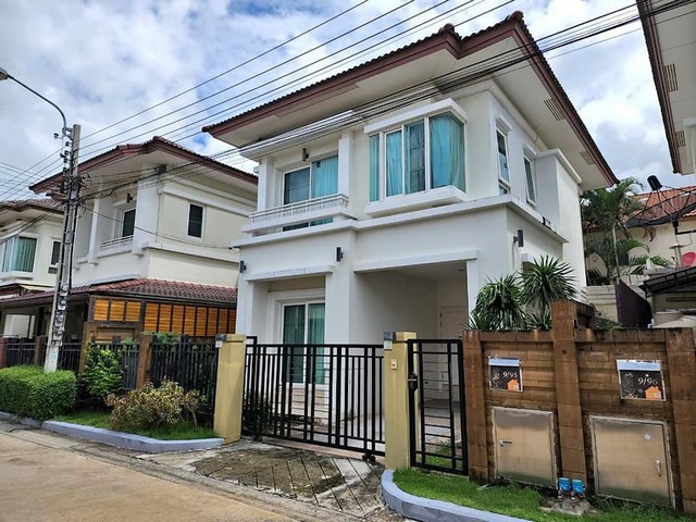 RH01313 ให้เช่าบ้านเดี่ยว 2 ชั้น 3 ห้องนอน 2 ห้องน้ำ หมู่บ้าน เดอะ เซนโทร สุขุมวิท 113ติดต่อ : คุณเด่นชัย 09-8481-8989         :06-2839-4747 Line   :0984818989          : https://line.me/ti/p/ezz8HbMifz         : แอดไลน์ แคปหน้าจอสอบถามได้เลยครับโครงการ,  หมู่บ้าน เดอะ เซนโทร สุขุมวิท 113บ้านเดี่ยว 2 ชั้น เนื้อที่ 36 ตารางวา พื้นที่ใช้สอยขนาด 135 ตารางเมตร 3 ห้องนอน 2 ห้องน้ำ ที่จอดรถ 1 คัน เฟอร์นิเจอร์ครบ มีทีวี ไมโครเวฟ ตู้เย็น เครื่องซักผ้า เคร