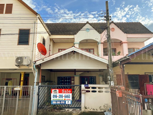 รหัสทรัพย์ : 3554ทาวน์เฮ้าส์ 2 ชั้น หมู่บ้าน ปากเกร็ด วิลเล็จ ติวานนท์ รีโนเวท พร้อมอยู่ที่ตั้ง : ถนนติวานนท์ ตำบลปากเกร็ด อำเภอเมืองนนทบุรี จังหวัดนนทบุรี 11120รายละเอียดทรัพย์ :- ทาวเฮ้าส์ 2 ชั้น เนื้อที่ 17.5 ตารางวา พื้นที่ใช้สอย 135 ตารางเมตร- บ้านรีโนเวทใหม่ สภาพ 90%- 2 ห้องนอน 2 ห้องน้ำ 1 ห้องนั่งเล่น 1 ห้องครัว 1 ที่จอดรถ - แอร์ 2 เครื่อง - ปั๊มน้ำ + แท้งก์น้ำ สถานที่สำคัญ ใกล้เค