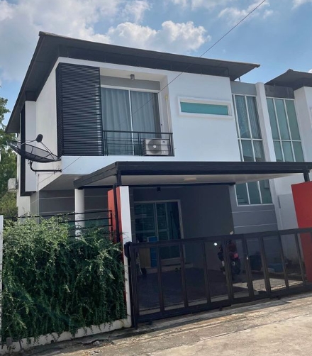 ให้เช่าและขายบ้านแฝด 2 ชั้น หมู่บ้านฟอเรสต้า9 ซอยวัดท่ากระดาน(ตรงข้ามวัดบางละมุง) ชลบุรี 