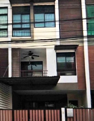 ให้เช่าทาวน์โฮม 3ชั้น หมู่บ้านซิกเนเจอร์ เพชรเกษม69 มี 3 ห้องนอน 3 ห้องน้ำ