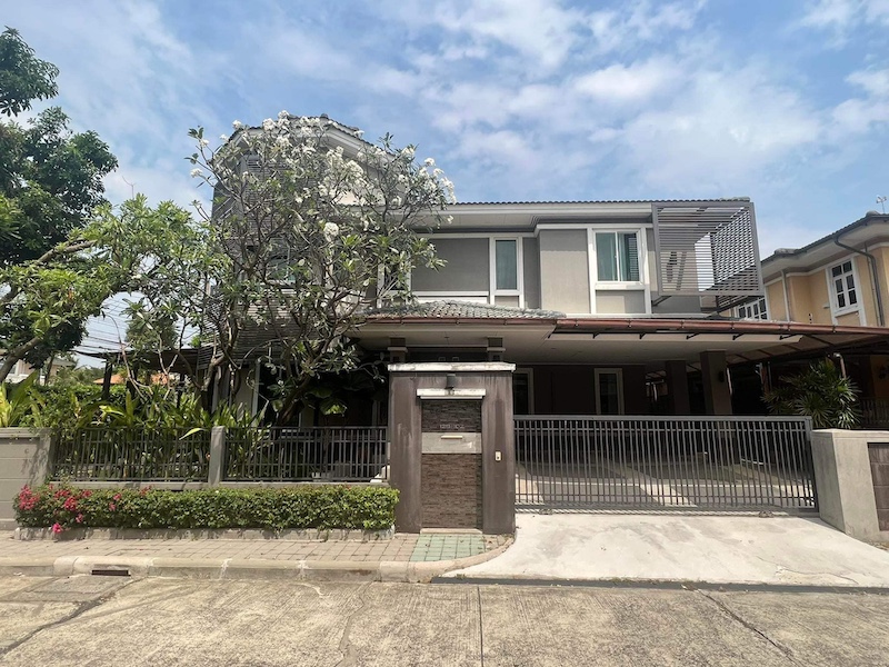 BH2666 ให้เช่า-ขาย บ้านเดี่ยว โครงการโกลเด้นนครา Golden Nakara (อ่อนนุช 65 - พระรามเก้า-มอเตอร์เวย์)  Agent Postcontact : คุณบัว Bua Agent 0936464597, 0826914598Line : Bua093ค่าเช่า 95,000 บาท / เดือน ( รวมค่าส่วนกลาง และ ทำความสะอาด เดือนละ 2 ครั้ง)ราคาขาย 19.5 ล้านบาทBH2666 บ้านเดี่ยว 4 ห้องนอน   4 ห้องน้ำ   3 ห้องอเนกประสงค์พื้นที่ใช้สอย    408  ตารางเมตร (Sq.m)เนื้อที่  114 ตารางวา (Sq.w)ตกแต่งครบถ้วน พร้อมอยู่อาศัยเครื่องปรับอากาศ cassette + wall รวม 9 เครื