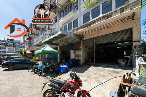 ปรับลดราคาขาย ตึกเเถว 21.1ตร.ว. ใกล้ศูนย์การค้าตลาดสดแพรกษา ลงเหลือ 1.65ล้านบาท.         ขาย ตึกแถว 3ชั้น ใกล้ศูนย์การค้าตลาดสดแพรกษา (มีชั้นลอย เเละดาดฟ้า) เนื้อที่ 21.1ตร.ว  ด้านหลังมีโซนครัว ขายตามสภาพปัจจุบัน จอดรถหน้าตึกได้ 1คัน ไม่รวมบริเวณรอบนอก ตึกหน้ากว้าง 4เมตร ลึก 12 เมตร ขายราคาไม่เเพง         ทำเลตึกดี ใกล้นิคมฯบางปู การเดินทางสะดวกโครงการอยู่ติดถนนแพรกษา เหมาะอย