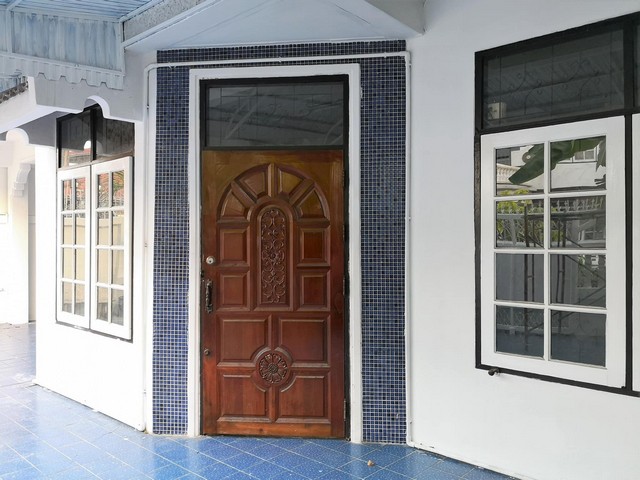 ให้เช่าทาวน์โฮม 2 ชั้น มีดาดฟ้า 41 ตรว. 4 ห้องนอน ซอยโชคชัย 4 เข้าซอยไม่ลึก เดินทางสะดวก