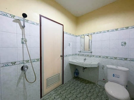 ขาย อาคารพาณิชย์ 2 ชั้นครึ่ง ติดถนนใหญ่ เนื้อที่ 15 ตร.ว. โซนลิปะน้อย อ.เกาะสมุย