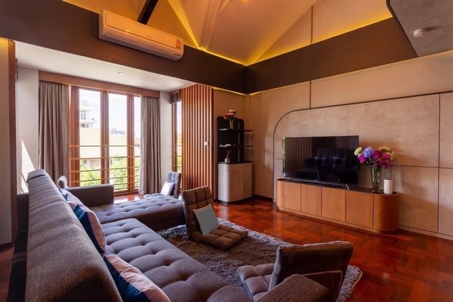 ให้เช่าทาวน์โฮมส์ ย่านสุขุมวิท เอกมัยซอย 10 ใกล้ BTS เอกมัย - พระโขนง  4ห้องนอน