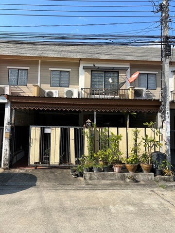 ขายทาวน์โฮม 2 ชั้น 25 ตร.ว. หมู่บ้านพฤกษา61 ซอยเพชรเกษม63 (อยู่ในซอยเพชรเกษม 63 เพียง 500 เมตร)3 ห้องนอน 2 ห้องน้ำ 1 ห้องครัว 1 ห้องรับแขก 1 ห้องเก็บของ ที่จอดรถ 1 คันในบ้าน 1คันหน้าบ้านที่ตั้ง : หมู่บ้านพฤกษา61 ถ.เพชรเกษม แชวงหลักสอง เขตบางแค กรุงเทพมหานครบ้านอยู่ต้นโครงการ(ซ.3) ใกล้สำนักงานนิติบุคคล และสนามเด็กเล่น ห่างป้อมยามแค่100เมตร หน้าบ้านหันไปทางทิศใต้ ลมเข้าทั้งวัน ลม