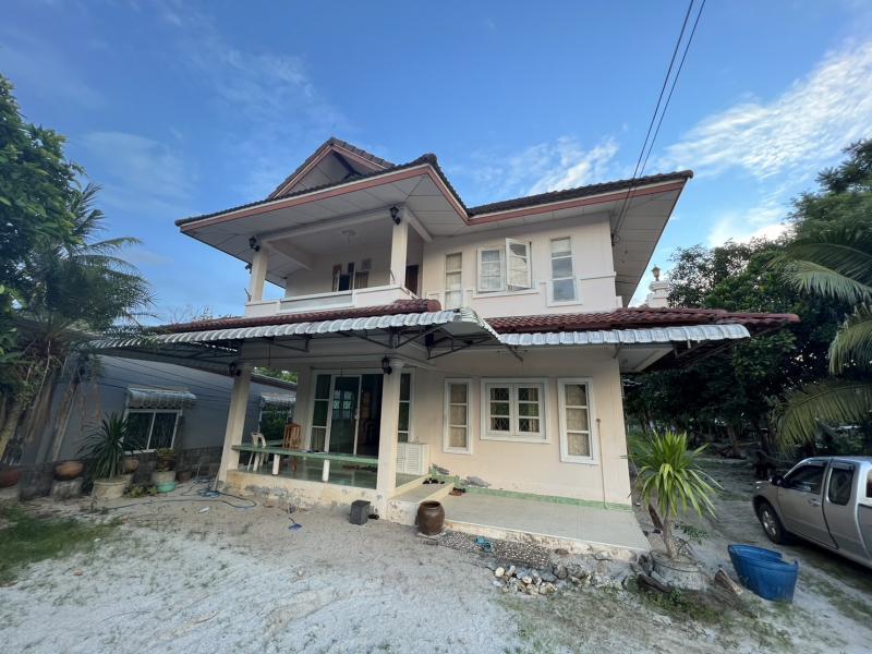 รหัส : F3792ประเภททรัพย์สิน : บ้านเดี่ยวทำเลต่างๆ : ต่างจังหวัดรายละเอียดย่อ :ราคาขาย 4,500,000 บาทรายละเอียดทั้งหมด :บ้านพร้อมที่ดิน 375 ตารางวา บ้าน 2 ชั้น 3 ห้องนอน 2 ห้องนำ้  1 ห้อง ครัว 1 ห้องรับแขก แอร์ 2 เครื่องมีโรงจอดรถแยกจากตัวบ้าน หลังบ้านมีอาคารประกอบการ 2 ห้องอีก 1 หลัง ลานหน้าบ้านกว้างขวาง และมีลานเกษตรพอเพียงหลังบ้านหน้ากว้าง 21 เมตร ยาว 70 เมตร เหมาะเป็นบ้านพักสวนเ