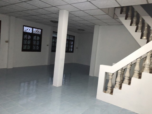 ขายบ้านเดี่ยว 2ชั้น 100วา จ.นนทบุรี ย่านบางใหญ่ 4,200,000 บาท โฉนด ฉ.60854 และ ฉ.60855 เนื้อที่รวม 100 ตร.วา  ติดถนนปูน หน้ากว้างรั้วบ้านประมาณ 15.55 เมตร ยาว 26.5 เมตร 4ห้องนอน 2ห้องน้ำ 1ห้องครัว ห้องโถงใหญ่ ทำโรงจอดรถแล้ว มีระเบียง หน้า-หลัง เนื่อที่ใช้สอยเยอะ บริเวณบ้านร่มรื่นเย็นสบาย ใกล้ร้านค้าแหล่งอำนวยความสะดวกครบครัน ใกล้ตลาดเจ้าพระยาและตลาดสดขนาดใหญ่ ใกล้ร้านทันตกรรม และร้