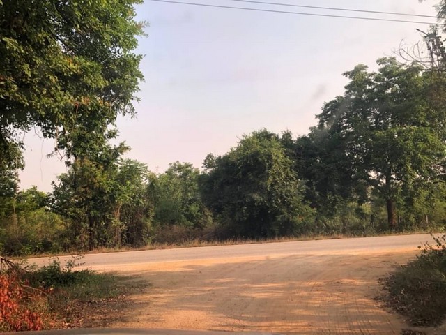 ขายที่ดิน 34 -2-95ไร่ แบ่งขาย ขายไร่ละ 350,000 บาท พร้อมโอน  8 โฉนด ฉ.27988-27995  ต.ตากตก อ.บ้านตาก จ.ตาก   ที่สวยติดถนนดำ  ติด ทล.1107 ติดถนนคอนกรีตดำ 2 เลน กว้างขวาง ทางหลวงชนบท ทล.1107 ด้านข้างติดทางสาธารณประโยชน์ ติดทางยาวตลอดแนว 2 ด้าน ขายราคาไร่ละ 350,000 บาท ค่าใช้จ่ายวันโอนทั้งหมดคนละครึ่ง ที่ดินล้อมเสารั้วลวดหนามแล้วด้านข้าง ที่สวยทำเลดีมาก เดินทางสะดวกสบายเข้าออกได้หลายเส้นทาง ห