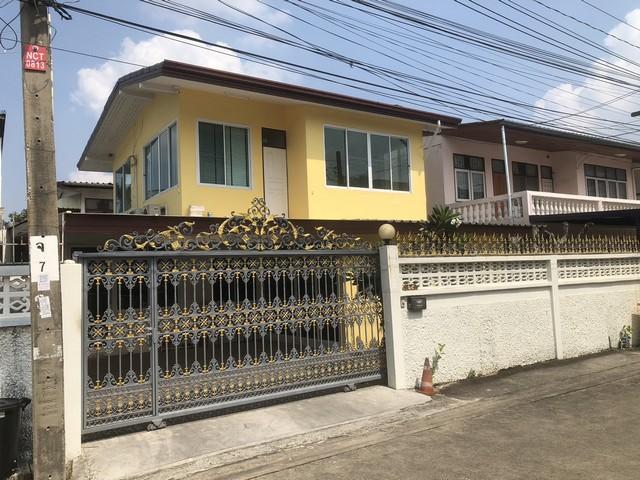 ให้เช่าบ้านเดี่ยว 2 ชั้น 50 ตรว. ซอยโชคชัย 4 ลาดพร้าว  สภาพดี เนื้อที่ 50 ตร.ว. 3 ห้องนอน 3 ห้องทำงาน 4 ห้องน้ำ เหมาะทำโฮมออฟฟิศ