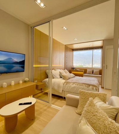 ติดต่อ หลิน 088 598 6998 Line ID: positive.agราคา : 1,690,000 บาทคอนโดศรีธนา ใกล้ย่านนิมมานเหมินท์, มช. วิวดอยสุเทพ สามารถให้เช่ารายวันผ่าน Airbnb ได้.ขนาด: 26.2 ตร.ม. ชั้น 9 วิวดอยสุเทพประเภท: กั้นห้อง 1 ห้องนอน 1 ห้องน้ำ 1 ห้องรับแขก แยกโซนครัวเฟอร์นิเจอร์และเครื่องใช้ไฟฟ้าครบชุด:- ชุดครัว Built-in พร้อม เตาไฟฟ้า เครื่องดูดควัน ไมโครเวฟ ตู้เย็น- Smart TV ขนาด 43 นิ้ว- เครื่องทำอุ่น- เครื่องปรับอากาศ 1 เครื่อง- เคร