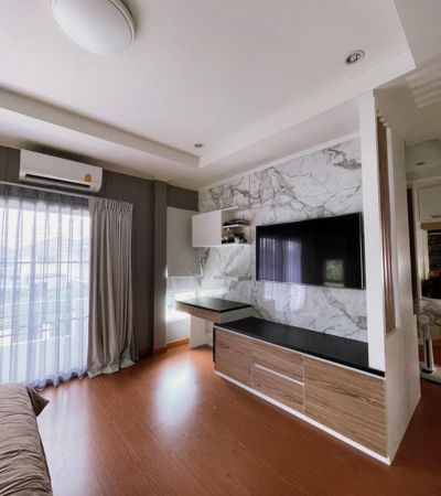 บ้านเดี่ยว 2 ชั้น สนามหญ้าส่วนตัวกว้างใหญ่ที่สุดในหมู่บ้าน สามารถต่อเติมทำสระว่ายน้ำได้ ด้านข้างติดกับสวนหย่อมของหมู่บ้าน เงียบสงบ ปลอดภัย