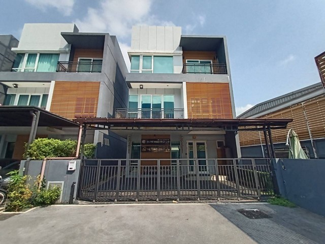 ขายบ้านเดี่ยว 3 ชั้น ** หลังมุมเน้นความเป็นส่วนตัวเดินทางสะดวกได้หลายเส้นทาง #โครงการFeelTownลาดพร้าว35รายละเอียดบ้าน: ขนาดพื้นที่ 51.4 ตร.วา แบ่งเป็น 3 ห้องนอน 4 ห้องน้ำ 1ห้องประชุมใหญ่ 1 ห้องโถง 1 ห้องครัว 2 ห้องรับแขก ที่จอดรถในบ้าน 3 คัน**บ้านต่อเติมหลังบ้านเป็นห้องโถง ห้องครัว และชั้น2เป็นห้องประชุมราคาขายเพียง 15.9 ล้านบาท (ค่าโอน คนละครึ่ง)จุดเด่นโครงการ Feel Town ลาดพร้าว 35 