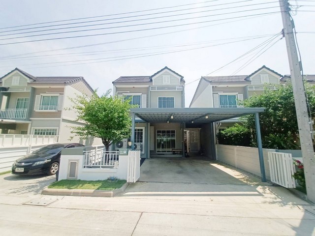 ขายบ้าน ** หลังมุม ทำเลดีใกล้ห้างเมกะบางนา เพียง 10 นาทีโครงการ : เดอะ วิลเลจ บางนา-วงแหวนฯ 3 (The Village Bangna-Wongwaen 3)ที่ตั้ง : ซอยมหาชัย ถนนบางนา-ตราด กม.10 ตำบลบางพลีใหญ่ อำเภอบางพลี จังหวัดสมุทรปราการราคา : 5,200,000บาท หรือ เช่าเดือนละ 30,000 บาท(สัญญาเช่า 1 ปี)ตกแต่งบิ้วอิน พร้อมอยู่อาศัย3 ห้องนอน 2 ห้องน้ำ 1ห้องเอนกประสงค์ จอดรถได้ 2 คันพื้นที่ใช้สอย135 ตร.ม. ที่ดิน 32.5 ตร.ว.การต่อเติม : ต่อเติม