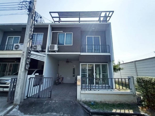 ขายทาวน์เฮ้าส์ เดอะคัลเลอร์ บางนา-วงแหวนฯ โครงการอารียา ** หลังมุมราคา 2,600,000 บาท (ค่าโอนคนละครึ่ง)ทาวน์เฮ้าส์ เดอะคัลเลอร์ บางนา-วงแหวนฯ (THE COLORS Bangna-Wongwaen) รายละเอียดบ้านขนาดพื้นที่ 31.3 ตรว. หลังมุม มีพื้นที่ด้านข้าง3 ห้องนอน2 ห้องน้ำ 1 ห้องขับแขก1 ที่จอดรถมีรปภ.คอยดูแลตลอด24ชม.ใกล้ห้าง Mega Bangna และทางด่วน เพียง 10 นาที บ้านหันไปทิศเหนืออากาศถ่ายเทสะดวกสบาย อากาศดี จุดเด่นโครงก