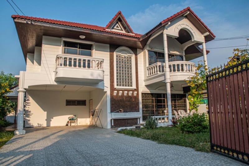 บ้านเดี่ยว หลังใหญ่ สุขุมวิท 101 ซอยปุณณวิถี  เขตพระโขนง ใกล้รถไฟฟ้าปุณณวิถี และทางด่วนสุขุมวิท 62????บ้านเดี่ยว 2 ชั้น 145 ตร.วา พื้นที่ใช้สอย 580 ตร.ม (บ้านตกแต่งพร้อมเฟอร์นิเจอร์)????️4 ห้องนอน ????3 ห้องน้ำ ????1 โถงรับแขก ????️1 พื้นที่ทานอาหาร ????‍????1 ห้องครัว ????1 ห้องแม่บ้านพร้อมห้องน้ำ ????4 ที่จอดรถ ????45,000.- / เดือน สัญญา 1 ปี / ประกัน 2 เดือน + ล่วงหน้า 1 เดือน-การเดินทาง- ทางด่วนเฉลิมมหานคร สุ