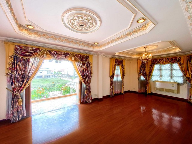 RHT1462ให้เช่าบ้านเดี่ยว2 ชั้น สุดหรูติดเซ็นทรัลรามอินทรา และสถานีรถไฟฟ้าสถานีรามอินทรา 3เนื้อที่ 220 ตร.ว. พื้นที่ใช้สอยในบ้าน 345 ตารางเมตร 4 ห้องนอน 6 ห้องน้ำ จอดรถได้ 4-5 คันสนใจติดต่อคุณเจี๊ยบ 092-851-6969Line:keti2522 รับต่างชาติ Pet friendly สามารถต่อเติมหรือทำบริษัทได้ราคาเช่า 130,000 บาท/เดือน หมู่บ้านอัมรินทร์นิเวศน์ 1แขวงอนุสาวรีย์ เขตบางเขน กรุงเทพมหานคร 10220บ้านหรู 5 นาทีถึงเซ็นทรัลกับ