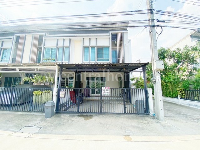 รหัสทรัพย์ : 4141ทาวน์โฮม พลีโน่ ติวานนท์ - แจ้งวัฒนะ หลังริมตำบล บ้านใหม่ อำเภอ ปากเกร็ด จังหวัด นนทบุรี- ทาวน์โฮมหลังริม ถนนเมน สภาพบ้านไม่โทรมพร้อมอยู่- เนื้อที่ดิน 22.1  ตารางวา พื้นที่ใช้สอย 90  ตารางเมตร- 3 ห้องนอน 2 ห้องน้ำ-  จอดรถได้ 1 คัน- หน้าบ้านไม่ตรงกับใครสถานที่ใกล้เคียง– โรงเรียนพระหฤทัยนนทบุรี : 10 ม.– โรงเรียนนวมินทราชินูทิศหอวัง นนทบุรี : 1.8 กม.– โรงเรียนสวนก