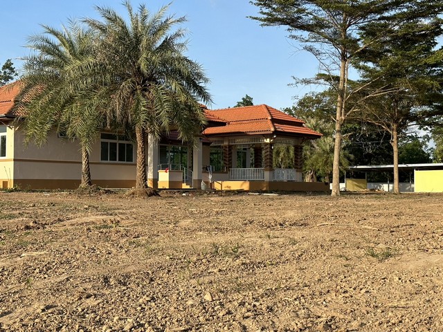 ขายบ้านเดี่ยวทรงปั้นหยา พร้อมที่ดินเนื้อที่ 4 ไร่ อำเภอเมืองชัยภูมิ จังหวัดชัยภูมิ##รายละเอียดและที่ตั้งทรัพย์-บ้านเดี่ยวทรงปั้นหยา 5 จั่ว ในพื้นที่ 4 ไร่ล้อมรั้วทั้งหมด-จำนวน 3 ห้องนอน 3 ห้องน้ำมีโรงจอดรถ มีห้องเก็บของขนาดใหญ่-มีสระน้ำ และศาลากลางน้ำอีก 1 หลัง-มีบ้านพักคนงาน ห้องน้ำคนงานแยกเป็นสัดส่วน-ห้องครัวขนาดใหญ่อีก 2 ห้อง##แถมฟรีแอร์4เครื่องเครื่องท