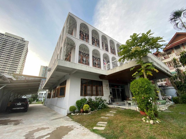 ขายบ้านพร้อมที่ดินซอยสุขุมวิท 49  บ้าน 3 ชั้น + ชั้นดาดฟ้า  เหมาะสำหรับ Luxury Private Residence